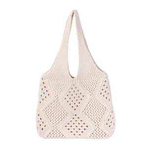 Detalle frontal de un bolso tote de punto calado en color crema para mujer