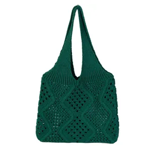 Detalle de un bolso tote de ganchillo verde con elegante diseño calado de diamantes