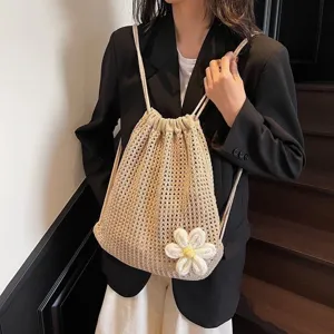 Mochila informal de punto con cordón para mujer con una gran flor blanca decorativa