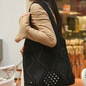 Bolso tote grande de ganchillo negro con patrones calados geométricos para el verano