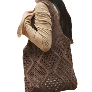 Bolso tote de punto marrón con diseño calado de rombos para el verano