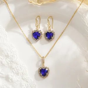 Elegantes vergoldetes Set aus Halskette und Herzohrringen mit tiefblauen Zirkonia-Steinen
