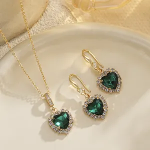 Nahaufnahme von grünem Zirkon-Schmuckset in Herzform mit Halo-Diamanten