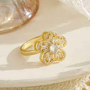 Détail d'une bague fleur plaquée or avec des pétales rotatifs en zircone micro-pavé élégante