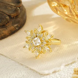 Gros plan sur une bague fleur rotative avec micro-pavé de zircones en placage d'or fin