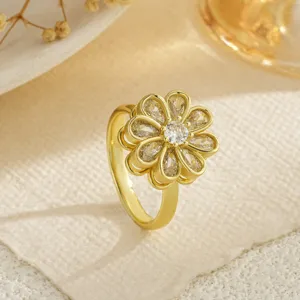 Gros plan d'une bague fleur rotative en zircone avec finition élégante plaquée or.