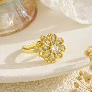 Gros plan d'une bague fleur plaquée or avec des zircons étincelants.