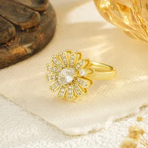 Vue détaillée d'une bague fleur en or avec des pétales scintillants en micro-zircone.