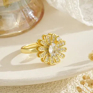 Vue détaillée d'une bague fleur rotative plaquée or avec de nombreux micro-zircons