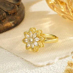 Vue détaillée d'une bague fleur en cuivre doré avec des pétales en zircone étincelante.