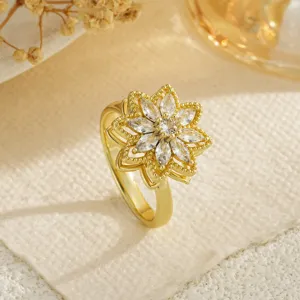 Gros plan détaillé d'une bague fleur plaquée or avec des pétales en zircon marquise.