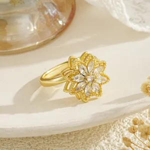 Gros plan détaillé d'une bague fleur rotative en cuivre et zircon avec pétales élégants