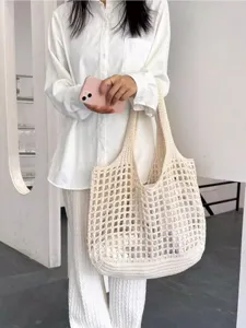 Vue détaillée du sac fourre-tout en crochet blanc crème avec motif en maille filet