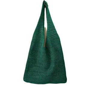 Dettaglio della borsa tote a rete in maglia verde scuro ideale per la spiaggia estiva