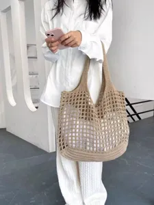 Détail montrant un sac fourre-tout en maille tricoté main, idéal pour les vacances