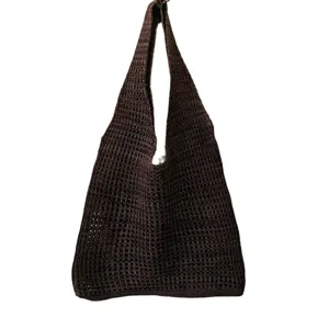 Elegante borsa tote marrone lavorata a mano all'uncinetto per spiaggia estiva e uso quotidiano