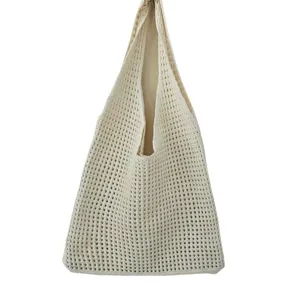 Dettaglio della borsa tote in maglia traforata color panna con fodera