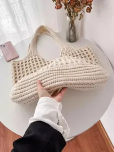 Gros plan sur la texture épaisse en tricot et la base du grand sac de plage en maille