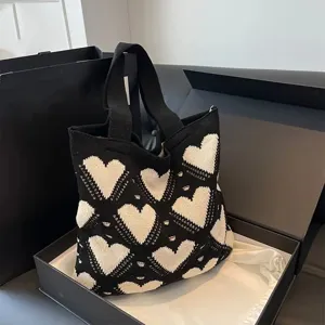Stylische Strick-Einkaufstasche mit schwarz-weißem Herzmuster in einer Geschenkbox