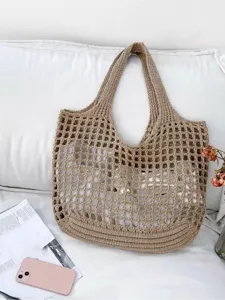 Gros plan sur la maille tricotée respirante d'un grand sac de plage de couleur kaki.