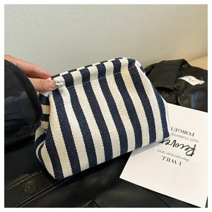 Vue détaillée de la trousse de maquillage en toile à rayures bleues et blanches