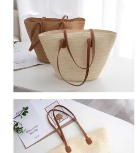 Detailansicht einer großen Strandtasche aus Strohgeflecht mit Lederriemen