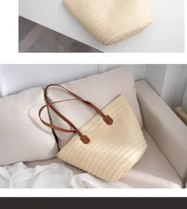 Detailansicht einer großen Strohtasche mit Lederriemen für den erholsamen Strandurlaub