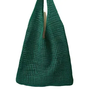 Borsa tote in crochet verde fatta a mano con elegante design traforato per mare o città