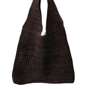 Borsa tote in maglia marrone scuro con design traforato per spiaggia e tempo libero
