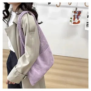 Detalle del bolso tote de punto violeta con malla superior y textura de patrón de rombos