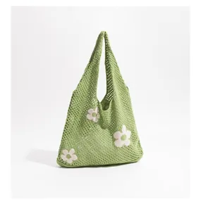 Bolso tote de punto verde con flores blancas grandes y diseño de malla calada a la moda.