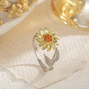 Gros plan détaillé d'une bague tournesol bicolore avec un centre en pierres oranges
