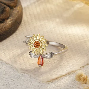 Gros plan détaillé d'une bague rotative tournesol bicolore avec accents de cristal ambre