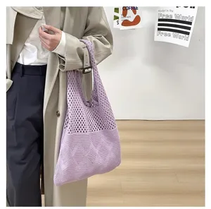 Vista detallada de estilo de vida del bolso de malla de punto lavanda llevado por una persona