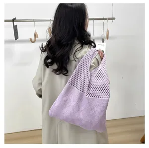 Primer plano de un bolso de punto lavanda con malla hueca y patrón de rombos sólido