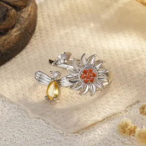 Vue détaillée d'une bague tournante tournesol et abeille en argent avec cristaux.