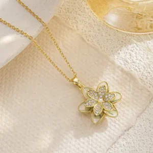 Elegante collar con colgante de flor dorada y detalles de circonita sobre tela texturizada.