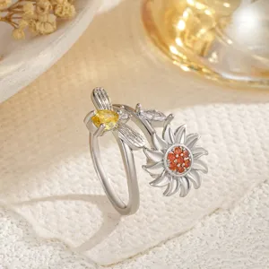 Détail de la bague en argent abeille et tournesol sertie de pierres multicolores
