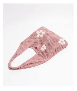 Detalle de bolso de ganchillo rosa con flores blancas y una elegante textura de rejilla