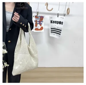 Bolso shopper de punto blanco elegante con diseño calado y patrones de diamantes