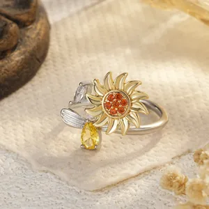 Gros plan détaillé d'une bague tournesol et abeille bicolore avec pierre jaune