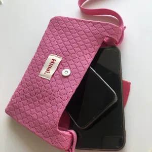 Pink knitted crossbody phone bag, casual summer small shoulder bag with cute diamond pattern.