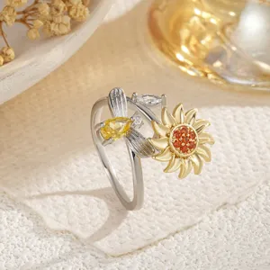 Vue détaillée de la bague rotative bicolore abeille et tournesol avec zircon cubique.