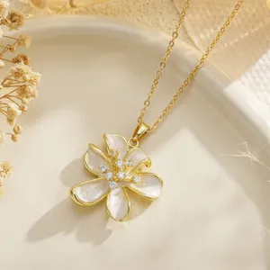 Detalle macro de un collar con colgante de flor en esmalte y circonitas brillantes