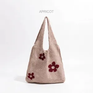 Bolso grande de ganchillo albaricoque con flores rojas y diseño de malla hueca