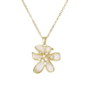 Elegante collar de acero de titanio con colgante de flor de esmalte blanco y circonitas