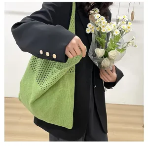 Bolso tote de punto calado verde combinado con americana negra y flores