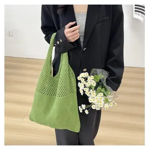 Vista de estilo de vida de un bolso tote de punto verde con detalles de ganchillo