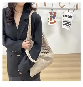 Detalle de primer plano de un bolso de punto de ganchillo beige de estilo minimalista