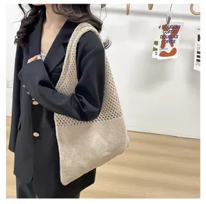 Bolso tote de punto calado beige lucido en estilo casual, detalle del tejido de punto.